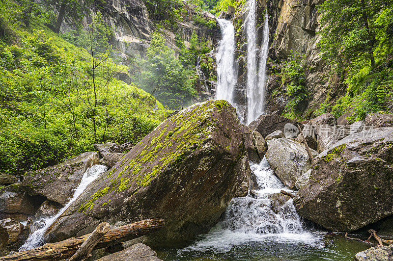 南蒂罗尔的Cascata di Valclava瀑布或Kalmtaler Wasserfall瀑布